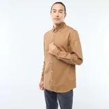 Camisa de corte regular fit en tejido oxford color marrón, con cuello abotonado y cierre frontal de botones.