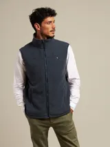 Chaleco azul marino de polar con cierre frontal y cuello alto.