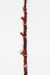 Cadena para lentes de tela estampada con diseño paisley en tonos rojos y blancos, con detalles de cuentas doradas, negras y de madera.