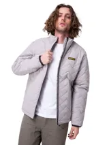 Campera puffer Caterpillar de color gris, con diseño acolchado en chevrón, cuello alto y cierre frontal completo de cremallera. Cuenta con el logo de la marca bordado en el pecho.