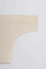 Bombacha tipo colaless de diseño seamless con textura acanalada (rib), de tiro bajo y confeccionada en microfibra suave.