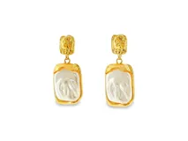 Aros colgantes de metal dorado con diseño texturizado ondulado y perla irregular engarzada en un marco rectangular.