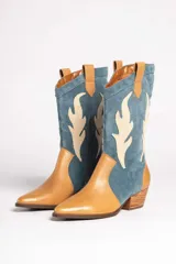 Bota estilo texana de gamuza color marrón, con diseño de apliques en forma de llamas en color crema y taco de madera.