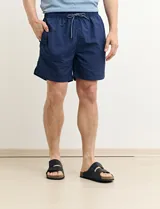 Short de baño verde agua.