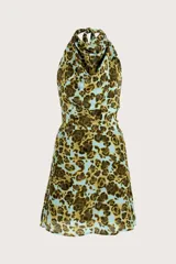 Vestido corto con escote halter y cuello drapeado, de silueta fluida y corte recto. Presenta un estampado orgánico en tonos verdes y celestes.