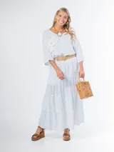 Remera oversized confeccionada en lino italiano color blanco, con aplique tridimensional de flor en el mismo lino.