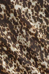 Vestido largo de gasa con estampado animal print en tonos marrones y beige, cuello halter con pañuelo incorporado, escote en V y diseño ajustado.