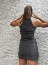 Minivestido plateado de lurex, strapless con choker al cuello, corte ajustado y falda corta.