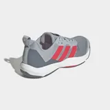 Championes de entrenamiento Adidas Rapidmove 2, color gris con las tres tiras laterales en rojo. Cuentan con una parte superior de malla elástica transpirable, amortiguación Lightstrike en la entresuela y suela de caucho Continental™ para mayor tracción.