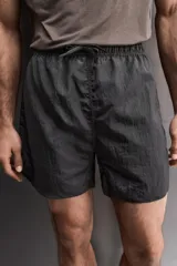 Short de entrenamiento Zara Athleticz confeccionado en tejido técnico ligero con estructura. Cuenta con malla interior, cintura elástica ajustable con cordón, bolsillos laterales y aberturas en el bajo.
