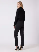 Pantalón de vestir marca Tahari, corte recto y tiro medio, confeccionado en tejido elastizado con diseño de rayas diplomáticas sutiles. Presenta pretina con pasadores, cierre con broche interno y bolsillos funcionales en la parte delantera.