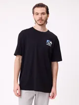 Remera negra de corte holgado con logo de la marca estampado en el pecho.