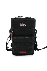 Mochila matera cilíndrica color negro, con correa ajustable y asa superior. Presenta un bolsillo frontal con textura en relieve con las palabras "DISCOVERY" y "COV" repetidas, y un parche rectangular rojo con la palabra "Discovery" en la parte inferior. En la parte superior tiene coordenadas geográficas impresas en rojo.