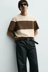 Camiseta relaxed fit color marrón, confeccionada en tejido con estructura, cuello redondo y manga corta.