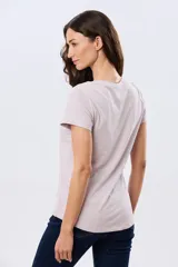 Remera básica de algodón color negro, con cuello redondo y mangas cortas de corte clásico.