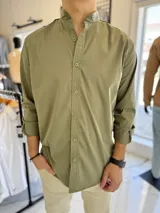 Camisa de manga larga color verde militar con cuello mao y cierre frontal de botones.