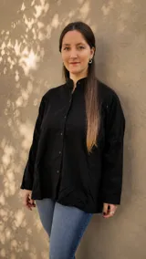 Camisa oversize negra de lino y fibrana, con cuello mao, manga larga y cierre frontal de botones. Cuenta con cierres invisibles diseñados para facilitar la lactancia.