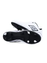 Championes de fútbol Umbro modelo Classico III HG para hombre, color azul marino con detalles y logo en naranja. Presentan una suela con tapones moldeados fijos (HG) para césped firme.