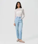 Pantalón mom jeans de tiro alto y corte relajado en caderas y piernas, con bolsillos delanteros y traseros, y cierre de cremallera y botón, en color celeste lavado.
