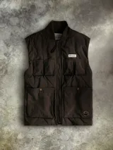 Campera tipo parka 3 en 1 de edición especial inspirada en Star Wars, con estampado de camuflaje en tonos tierra. Cuenta con capucha ajustable y extraíble, cierre frontal bidireccional, bolsillos frontales con solapa y tecnología impermeable y transpirable. Incluye insignia de la Alianza Rebelde en el pecho.