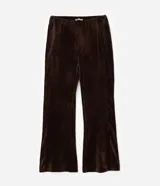 Pantalón de plush color marrón, de corte recto y tiro medio, con cintura elástica y textura acanalada.