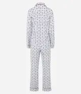 Pijama de dos piezas estilo americano, confeccionado en viscolycra con estampado de cuadros, corazones y cerezas. La blusa presenta cuello solapa, manga larga y cierre frontal con botones. El pantalón cuenta con cintura elástica para mayor comodidad.