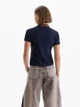 Remera de manga corta con cuello tipo polo, confeccionada en algodón pima con elastano. Presenta un diseño de calce regular con largo a la primera cadera y logo bordado en la espalda.