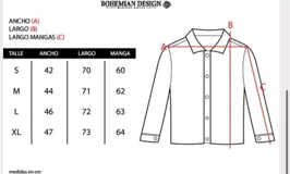 Sobrecamisa de gabardina negra con cierre frontal de botones metálicos a presión, bolsillos frontales con solapa y mangas largas.
