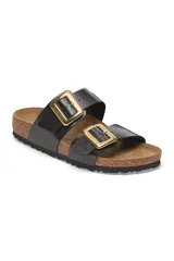 Sandalias Birkenstock modelo Sydney, color negro con hebillas doradas.