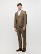 Ambo Harrington Label color negro, compuesto por saco de botonadura simple y pantalón de vestir a juego, de corte clásico y elegante.