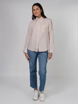 Camisa de manga larga color rosa pálido, confeccionada en tejido de doble gasa de mezcla de algodón y viscosa. Tiene cuello con botones, cierre frontal con botones, puños abotonados, bolsillo frontal con logo de Calvin Klein y corte regular.