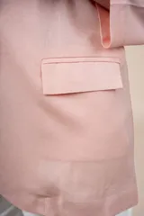 Blazer de lino y viscosa color salmón, de calce relajado, con solapa clásica, cierre de un botón y bolsillos delanteros ribeteados.