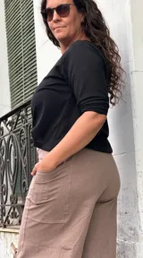 Pantalón tipo palazzo de tiro alto, confeccionado en lycra de algodón. Presenta una faja ancha en la cintura para mayor sostén y bolsillos laterales.