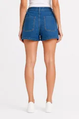 Short de jean azul de tiro alto, con bolsillos frontales appliqués decorados con botones metálicos y corte holgado.