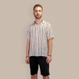 Bermuda negra de gabardina con bolsillos laterales y traseros.