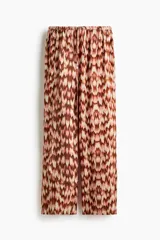 Pantalón recto de viscosa con tiro bajo, cintura elástica con cordón de ajuste y estampado multicolor en tonos marrones y rosados.