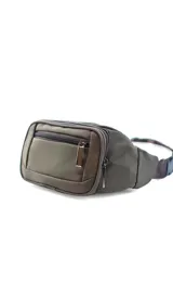 Riñonera de diseño funcional en color marrón oscuro, confeccionada en nylon resistente. Cuenta con un compartimento principal de apertura superior, un bolsillo frontal con doble cierre y un bolsillo adicional en la parte posterior.