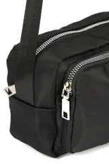 Bandolera color beige con correa ajustable negra. Cuenta con un compartimento principal con cierre y un bolsillo frontal con cierre.