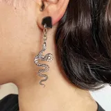 Par de aros colgantes plateados con forma de serpiente.