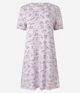 Camisón corto de viscosa color rosa claro con cuello redondo, mangas cortas y estampado de gatitos.