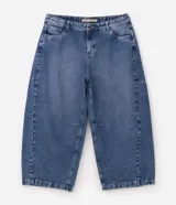 Pantalón de jean azul con lavado medio, corte barrel de piernas amplias, cintura con pasacintos, bolsillos funcionales y pinzas en las piernas.