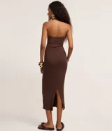 Vestido midi de punto color verde, sin breteles, con diseño ajustado al cuerpo y detalle torcido en el busto.
