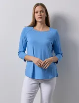 Remera celeste de modal con cuello cuadrado y apliques de aros metálicos.