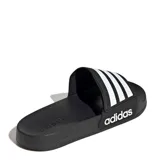 Sandalias Adidas Adilette Shower Velcro de color negro, con tira ajustable en el empeine decorada con las tres franjas características de la marca en blanco y el logotipo impreso en el lateral.