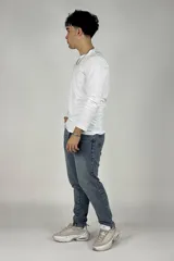 Pantalón de jean celeste con efecto lavado, corte recto y tiro medio.