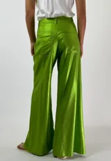 Pantalón de lino color naranja, de corte palazzo y tiro alto.