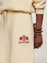 Pantalón de jogging color crema, de corte cónico, con cintura elástica ajustable con cordón, bolsillos laterales y logo bordado en la pierna.