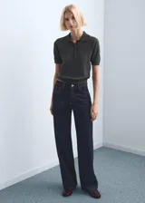Jeans de denim azul oscuro con tiro medio, diseño de pernera recta y holgada, y costuras en contraste.