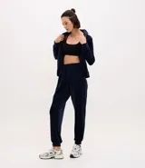 Pantalón tipo jogger de plush color azul marino, con cintura elástica, bolsillos laterales y puños ajustados en los tobillos.