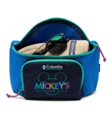 Riñonera de diseño colorido en tonos azul, fucsia y marino, con compartimento principal y bolsillo frontal con cierre. Cuenta con un parche bordado de Columbia y Mickey's Outdoor Club en el frente, cinturón ajustable y hebilla de plástico azul.